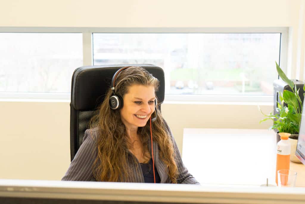 Foto van medewerkster van Startel (Sandra Kerdijk) die aan het werk is.