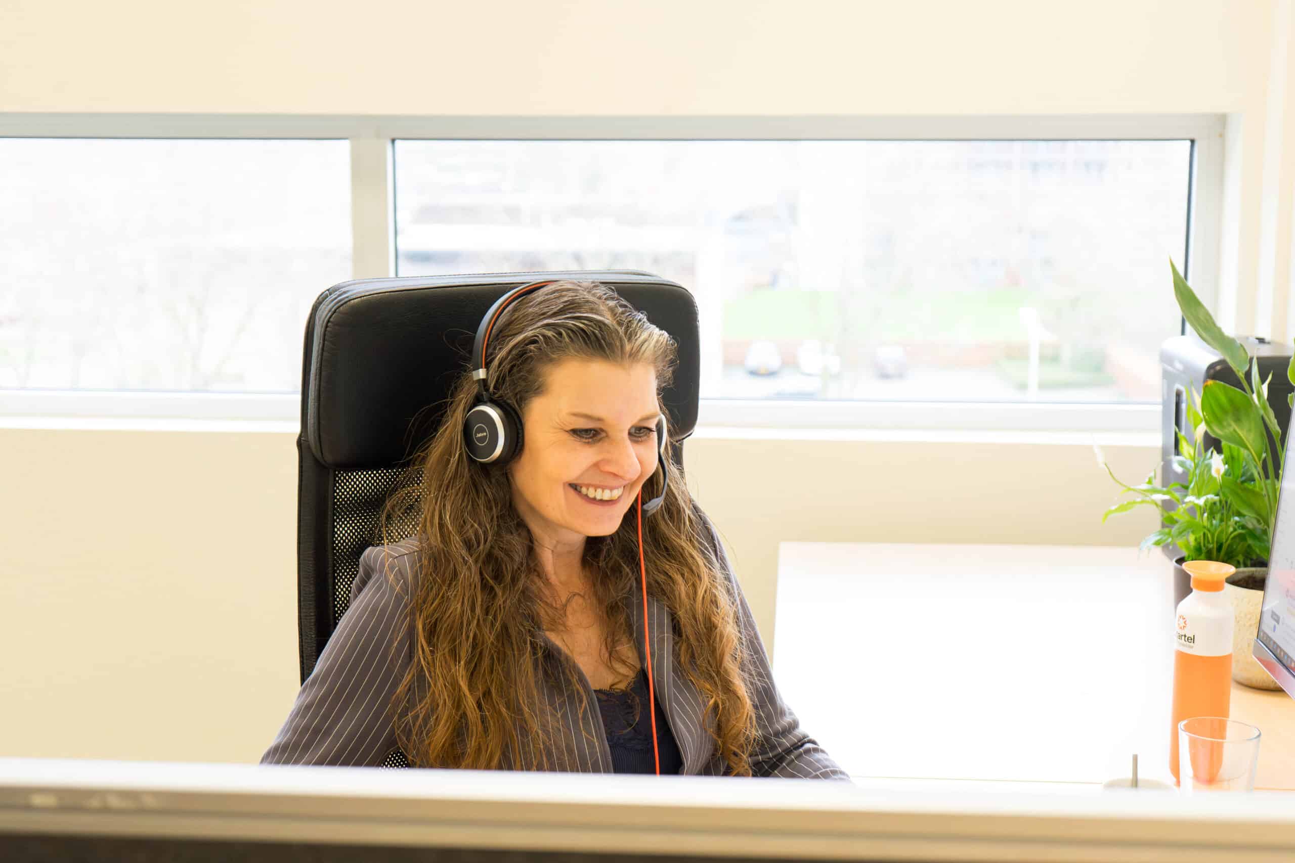 Foto van medewerkster van Startel (Sandra Kerdijk) die aan het werk is.