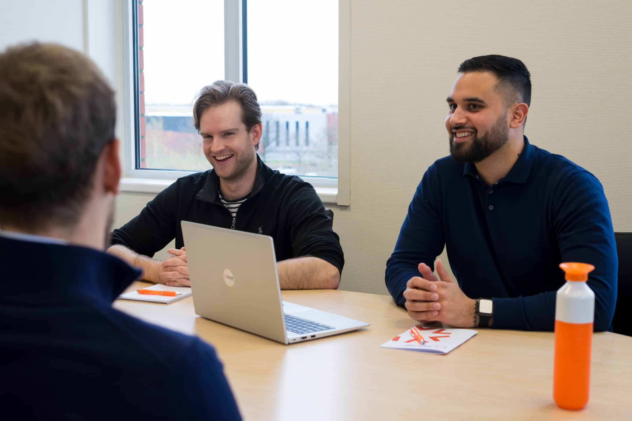Enkele medewerkers van Startel zitten aan tafel met een medewerker van Yelgo.