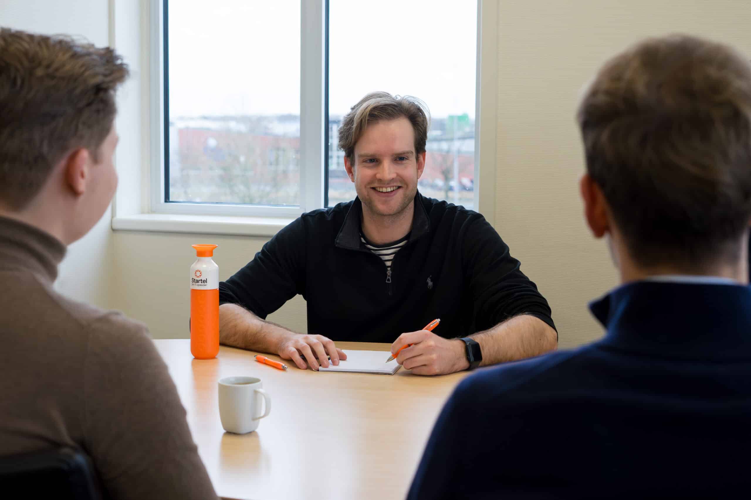 Een medewerker van Startel (Pieter Fokkema) is in gesprek.