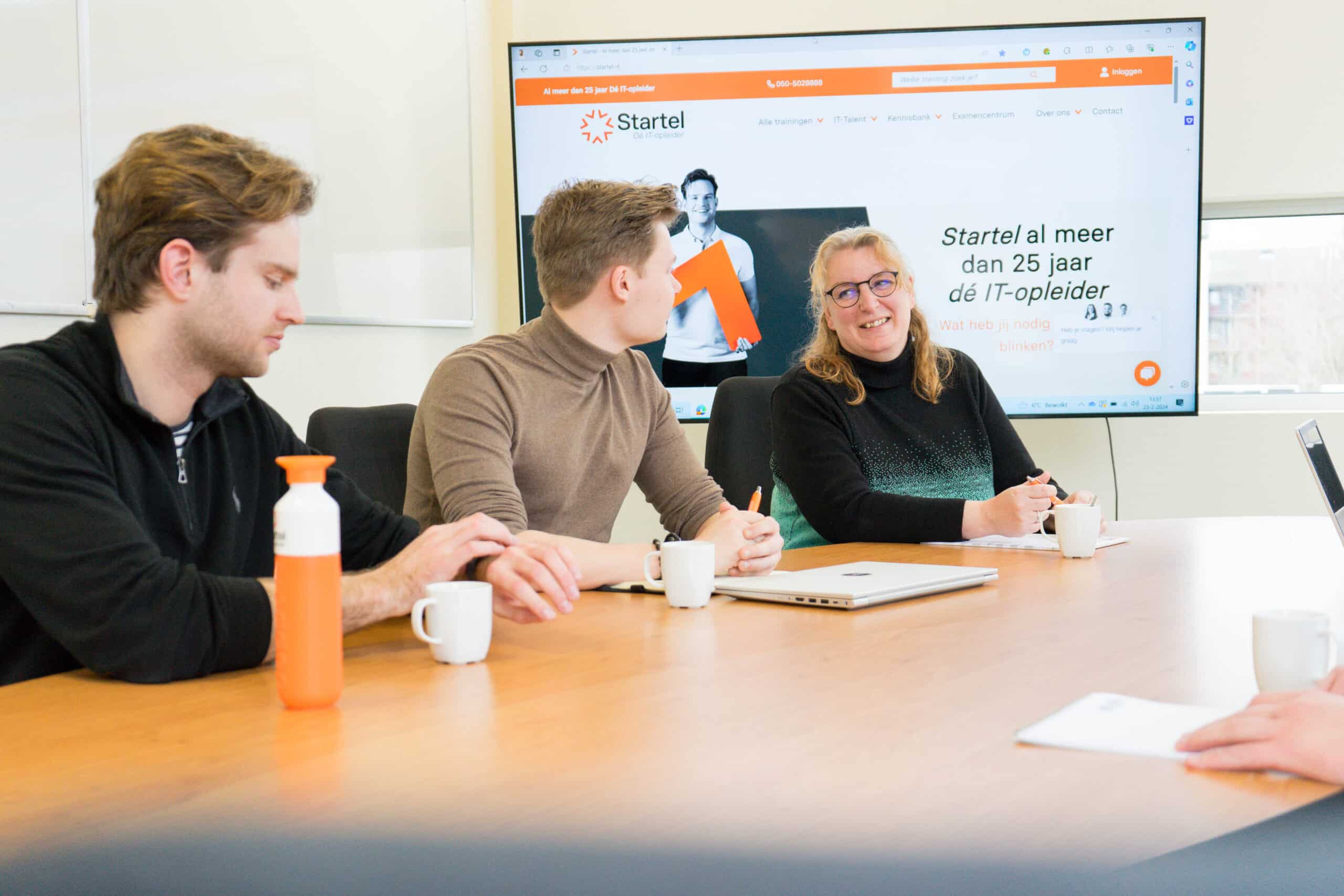 Drie collega's van Startel aan tafel.
