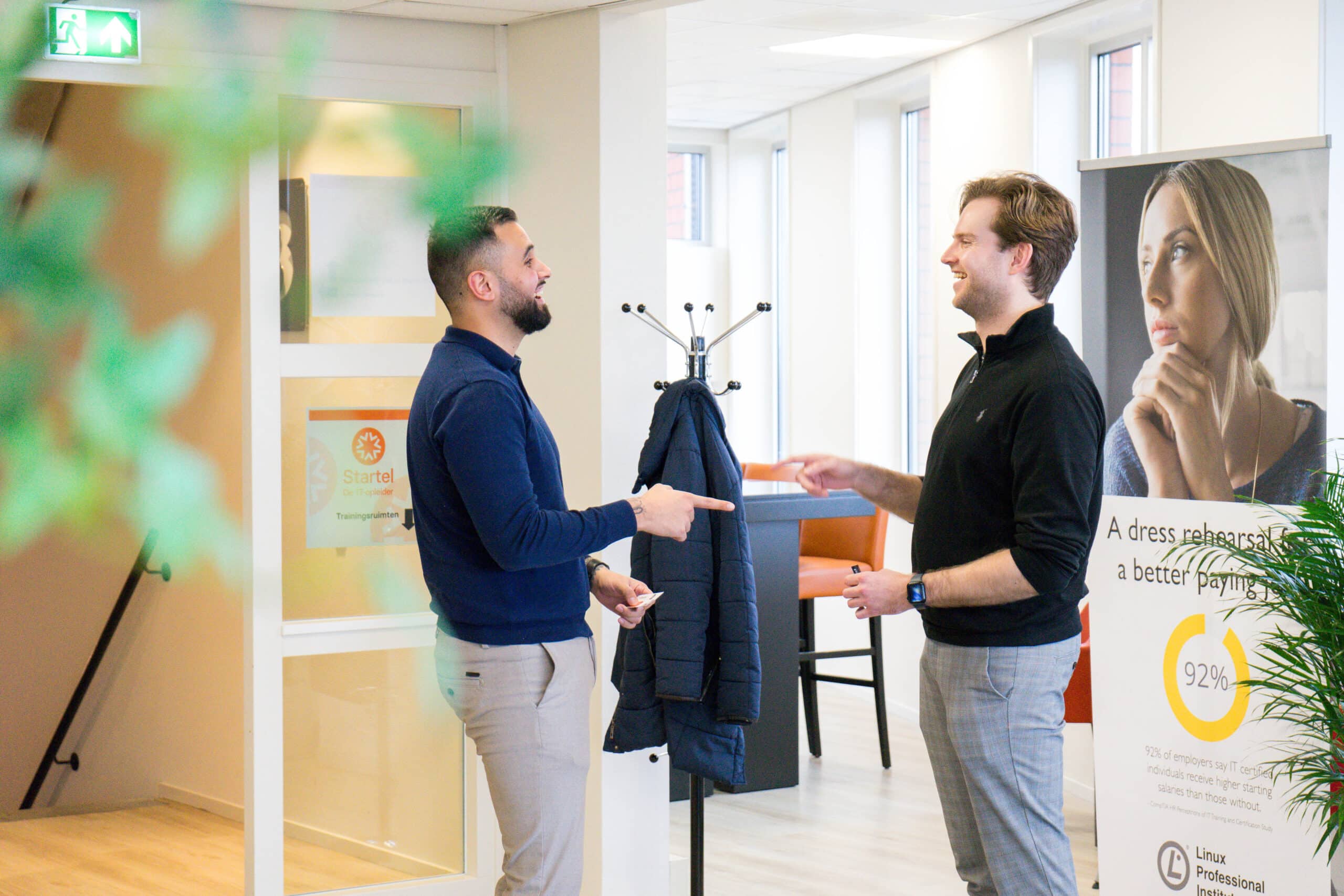 Twee medewerkers van Startel staan in de kantine.