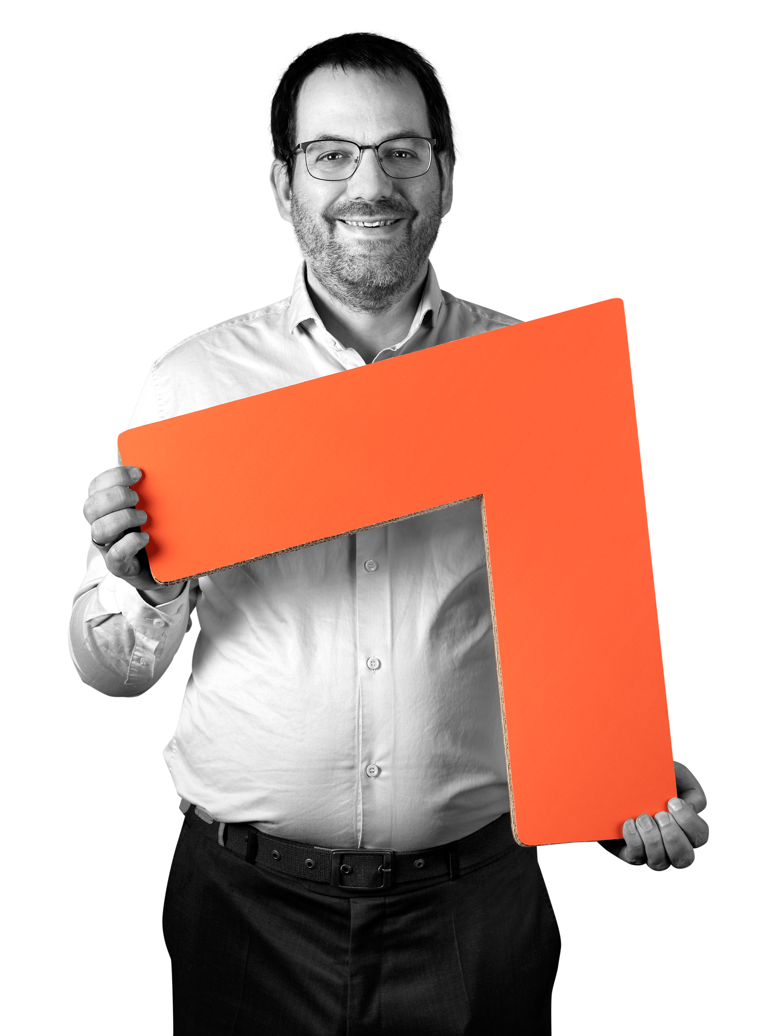 Foto van trainer van Startel (Frederik Vos) met een pijl in zijn handen.