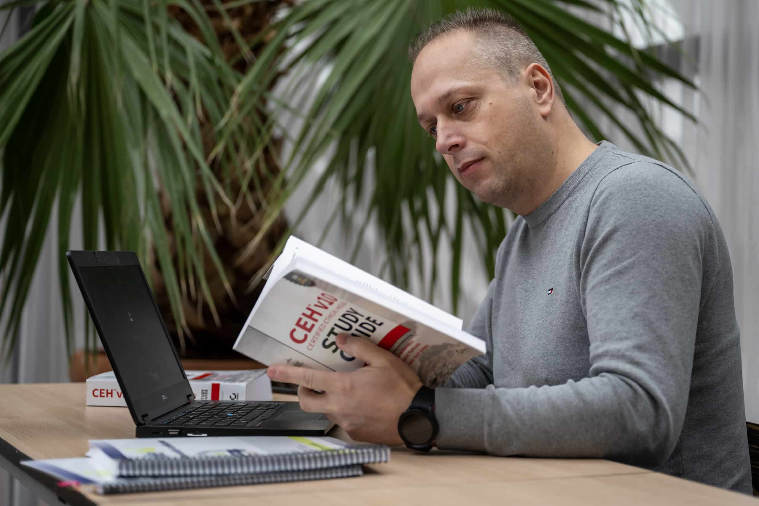 Foto van klant (Edwin Schoonbeek) die een boek leest.