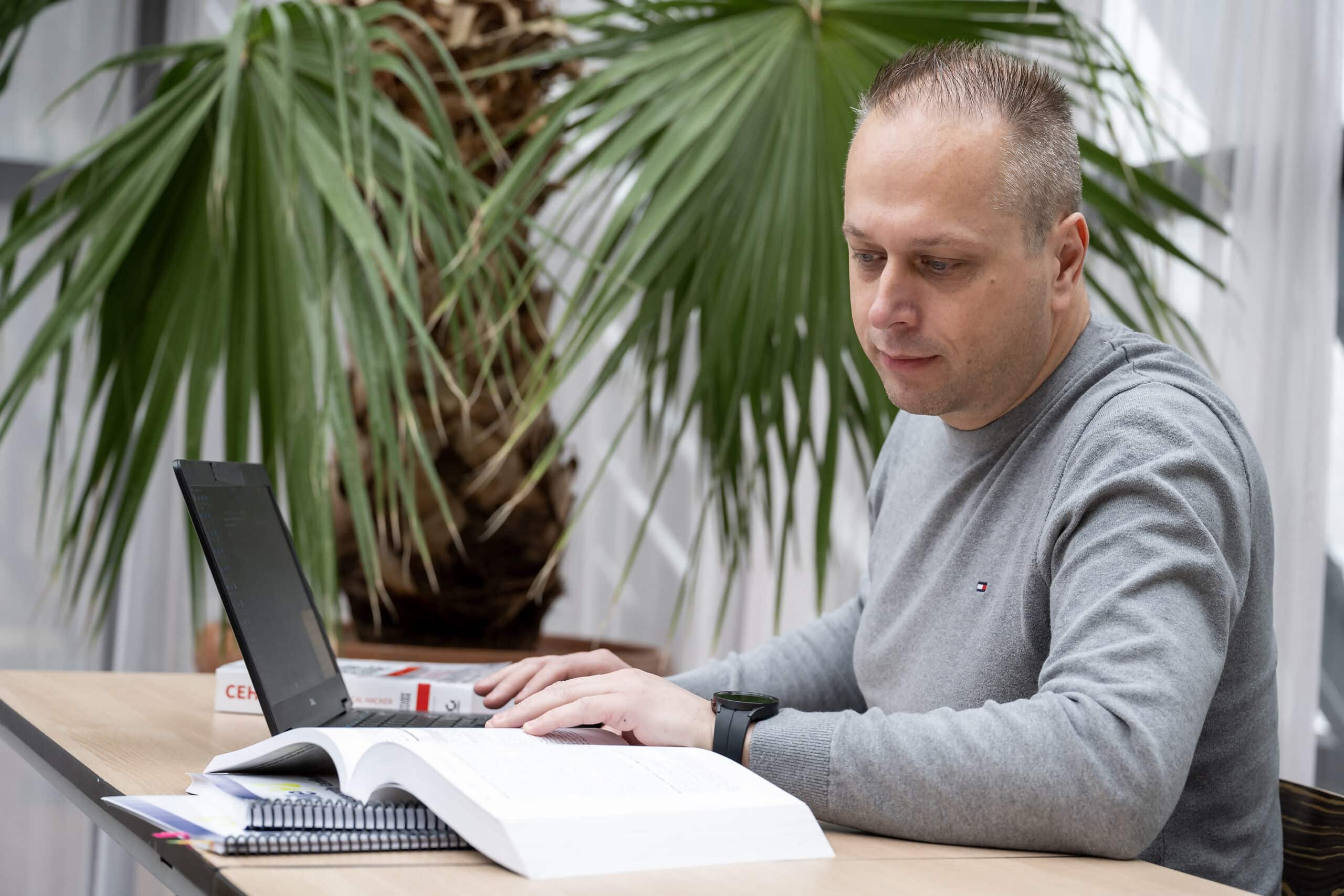 Foto van klant (Edwin Schoonbeek) op zijn werkplek.