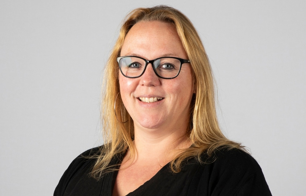 Foto van medewerkster van Startel (Marleen Ankersmit) met grijze achtergrond.