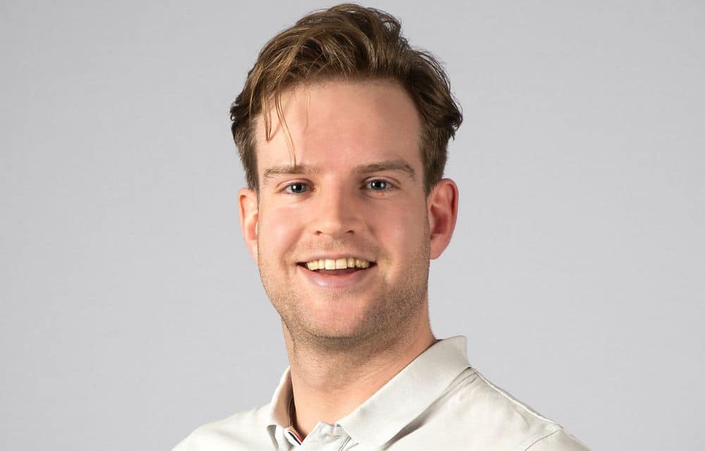 Foto van medewerker van Startel (Pieter Fokkema) met grijze achtergrond.