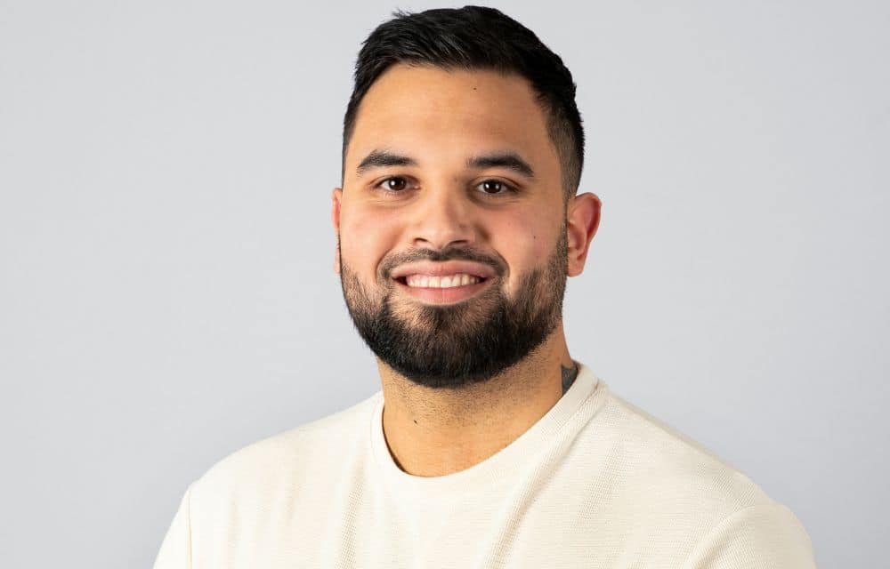 Foto van medewerker van Startel (Eliano Patty) met grijze achtergrond.