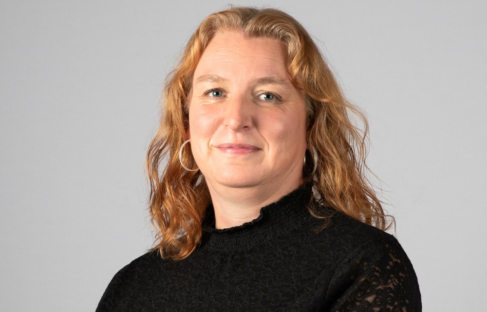 Foto van medewerkster van Startel (Thea Plantinga) met grijze achtergrond.