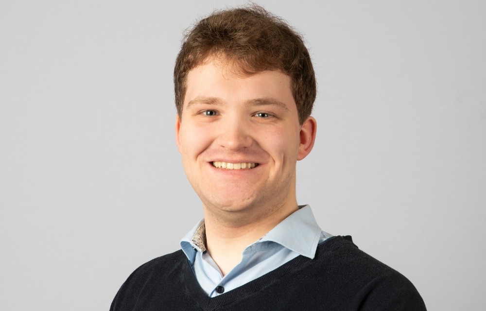 Foto van medewerker van Startel (Johannes van Oosterom) met grijze achtergrond.