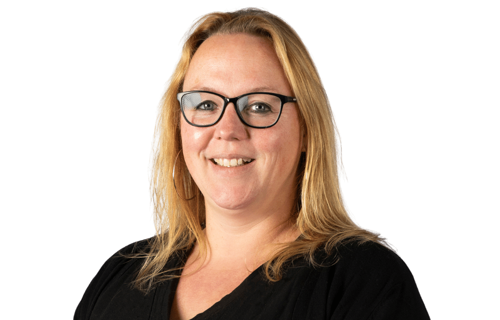 Foto van medewerkster van Startel (Marleen Ankersmit) met transparante achtergrond.
