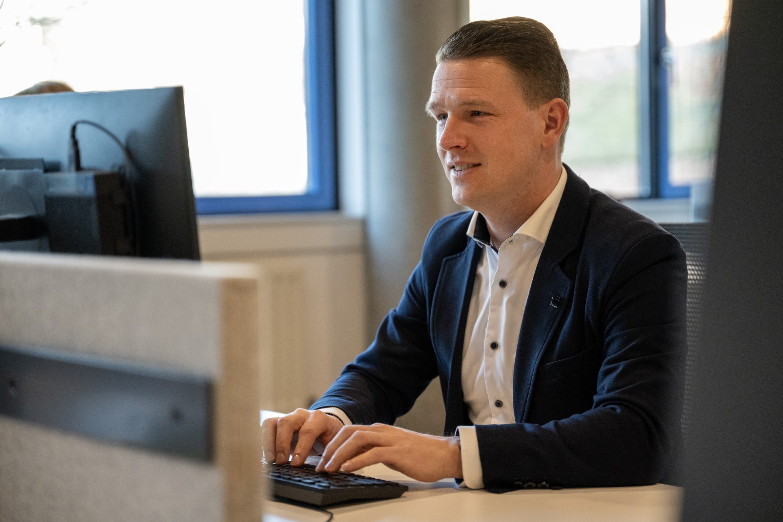 Foto van klant (Alex Tabak) die aan het typen is.