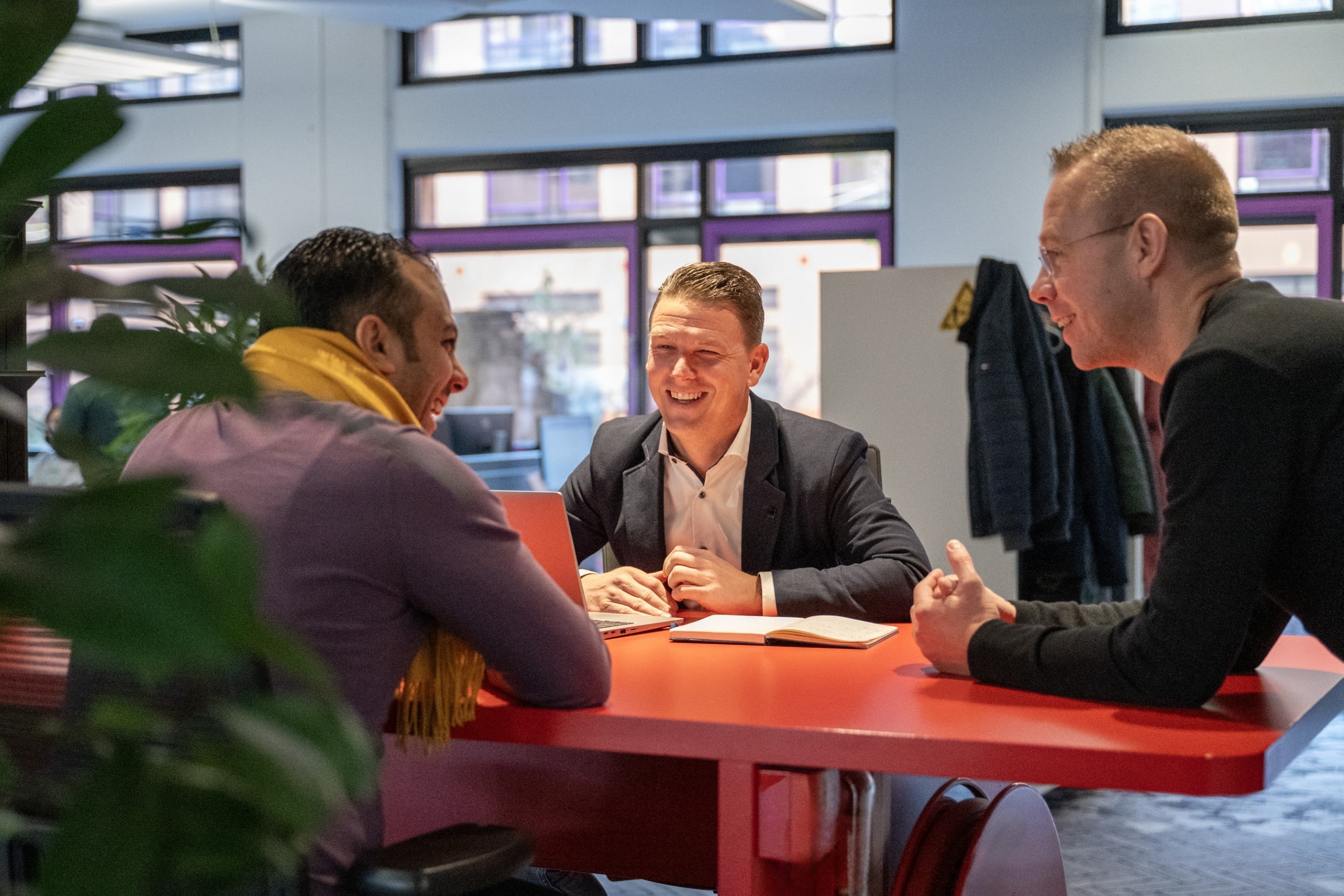Foto van klant (Alex Tabak) met collega's.