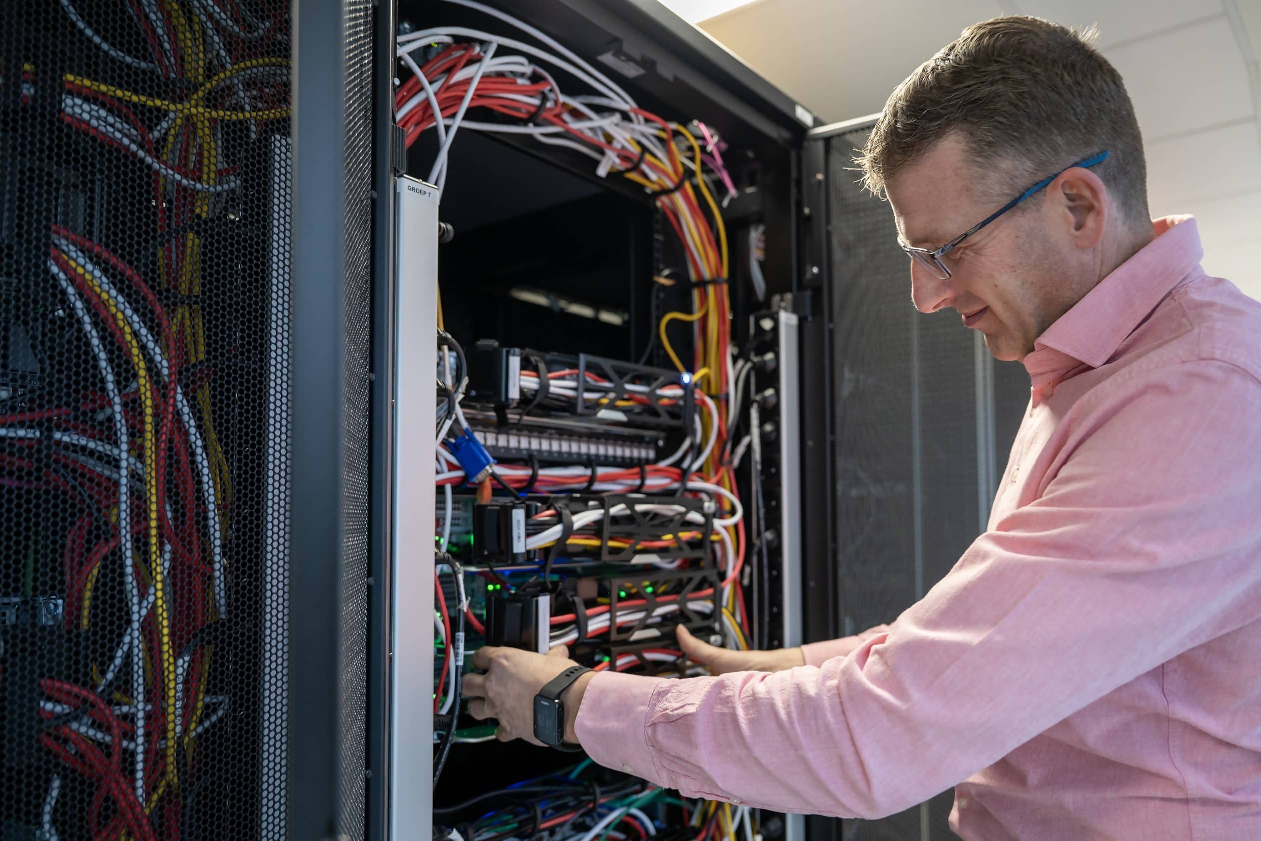 Foto van klant (Gerrit Meijering) met een open patchkast.