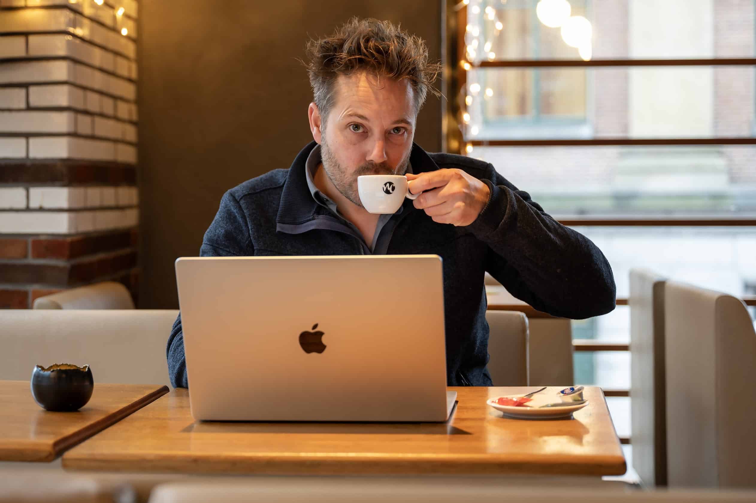 Foto van klant (Jons van der Heul) die zijn koffie opdrinkt.