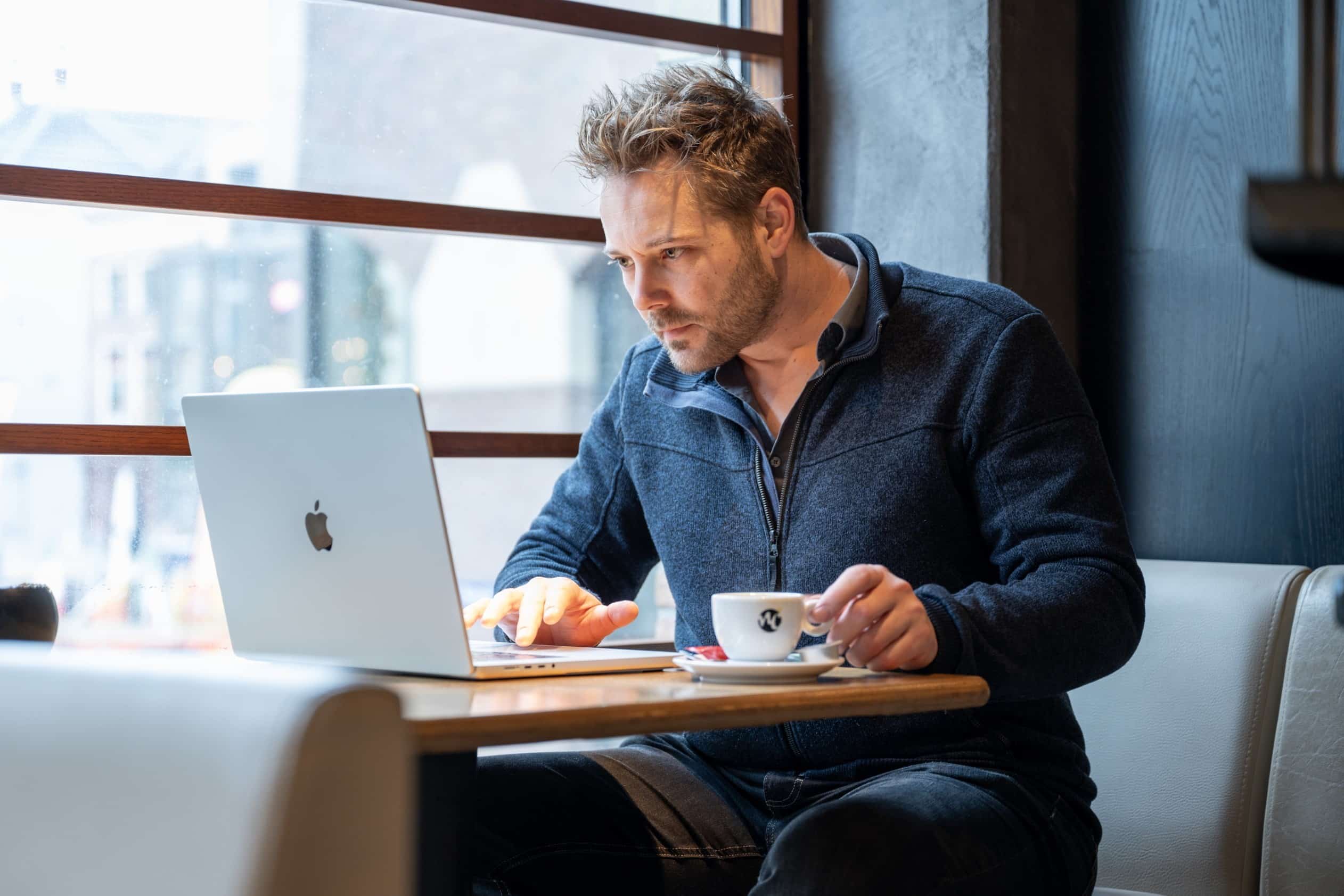 Foto van klant (Jons van der Heul) die aan het werk is.