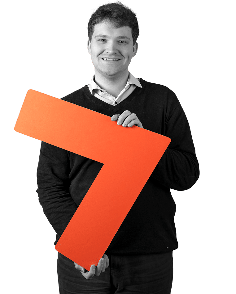 Foto van medewerker van Startel (Johannes van Oosterom) met een pijl in zijn handen.
