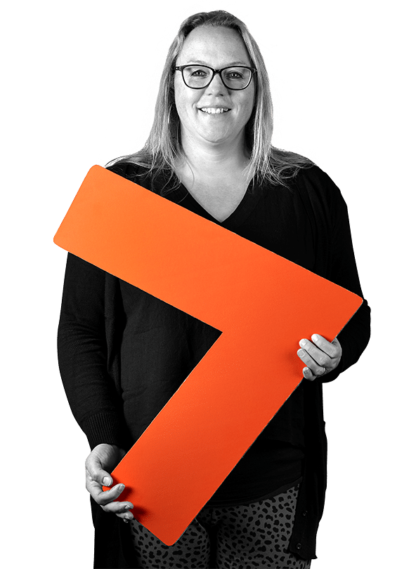Foto van medewerkster van Startel (Marleen Ankersmit) met een pijl in haar handen.