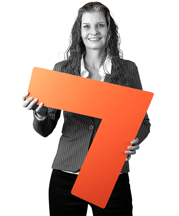 Foto van medewerkster van Startel (Sandra Kerdijk) met een pijl in haar handen.