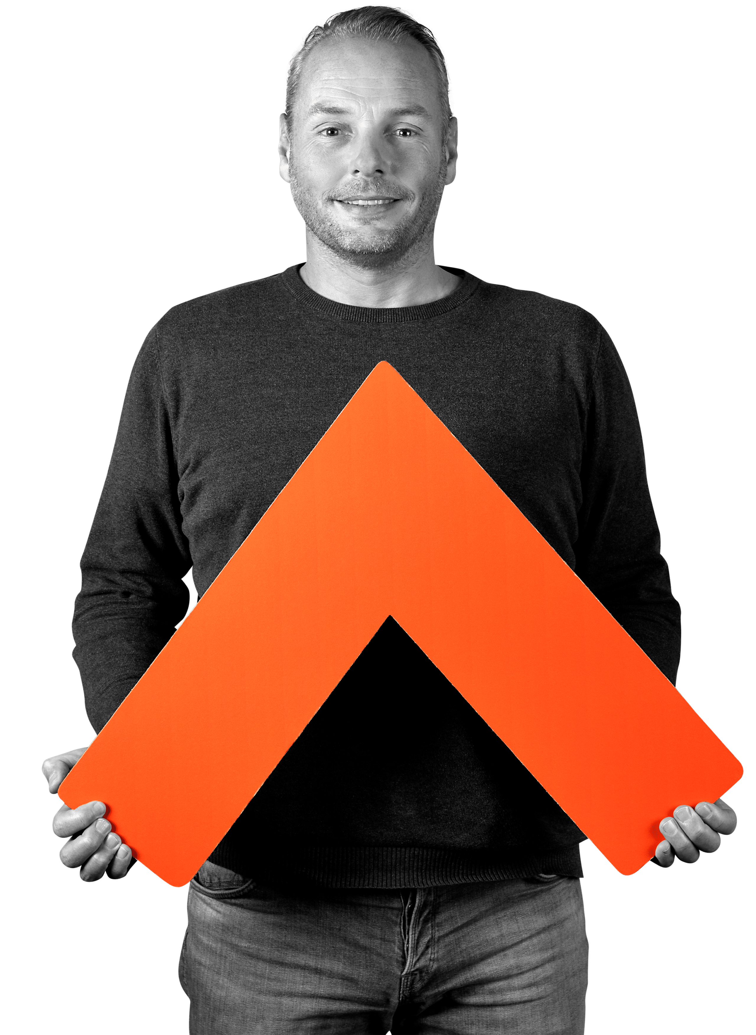 Foto van trainer van Startel (Mattijs Kemmink) met een pijl in zijn handen.