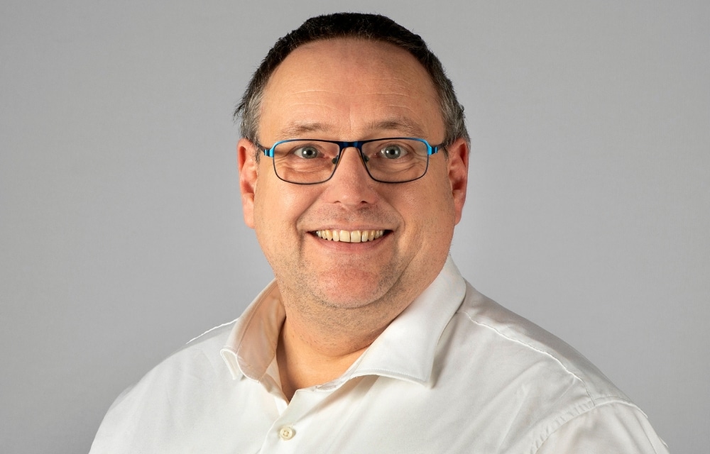 Foto van trainer van Startel (Peter Kelders) in kleur.