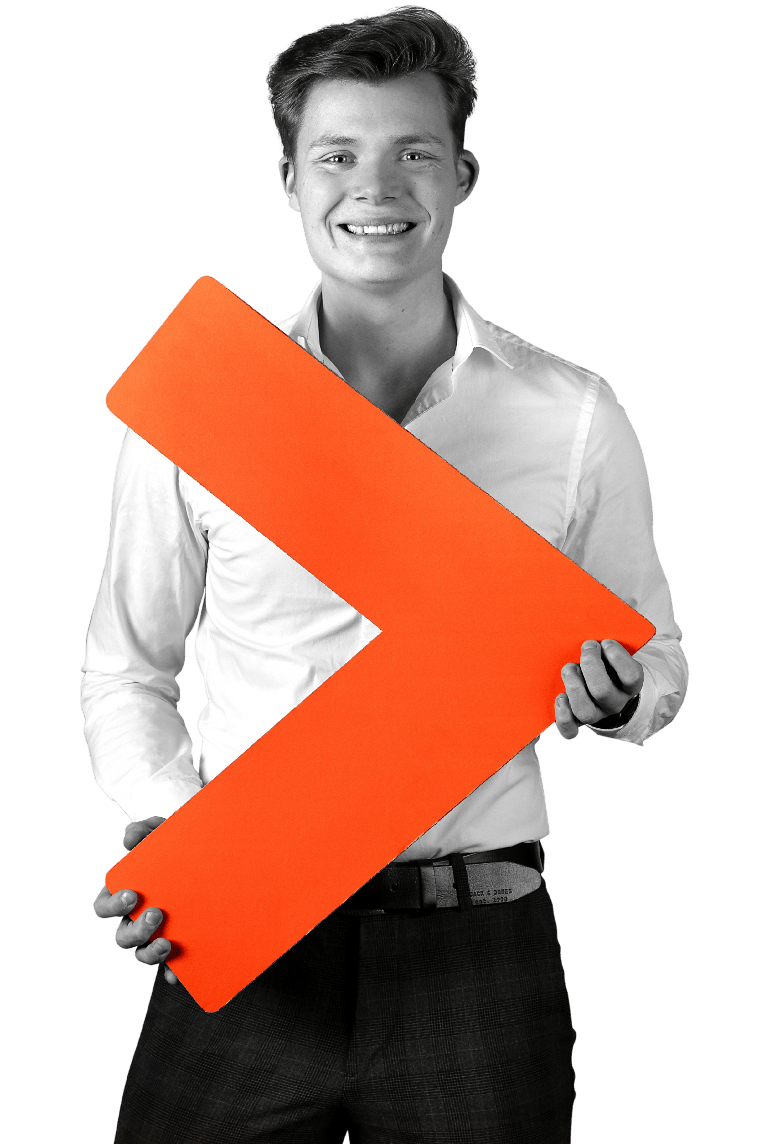 Foto van medewerker van Startel (Hylke Bosma) met een pijl in zijn handen.