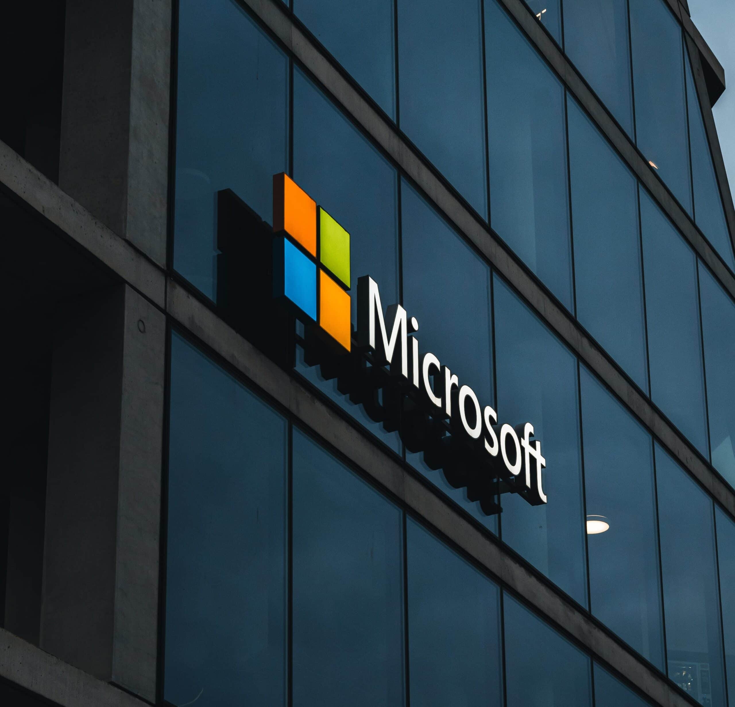 Logo van Microsoft op gebouw.