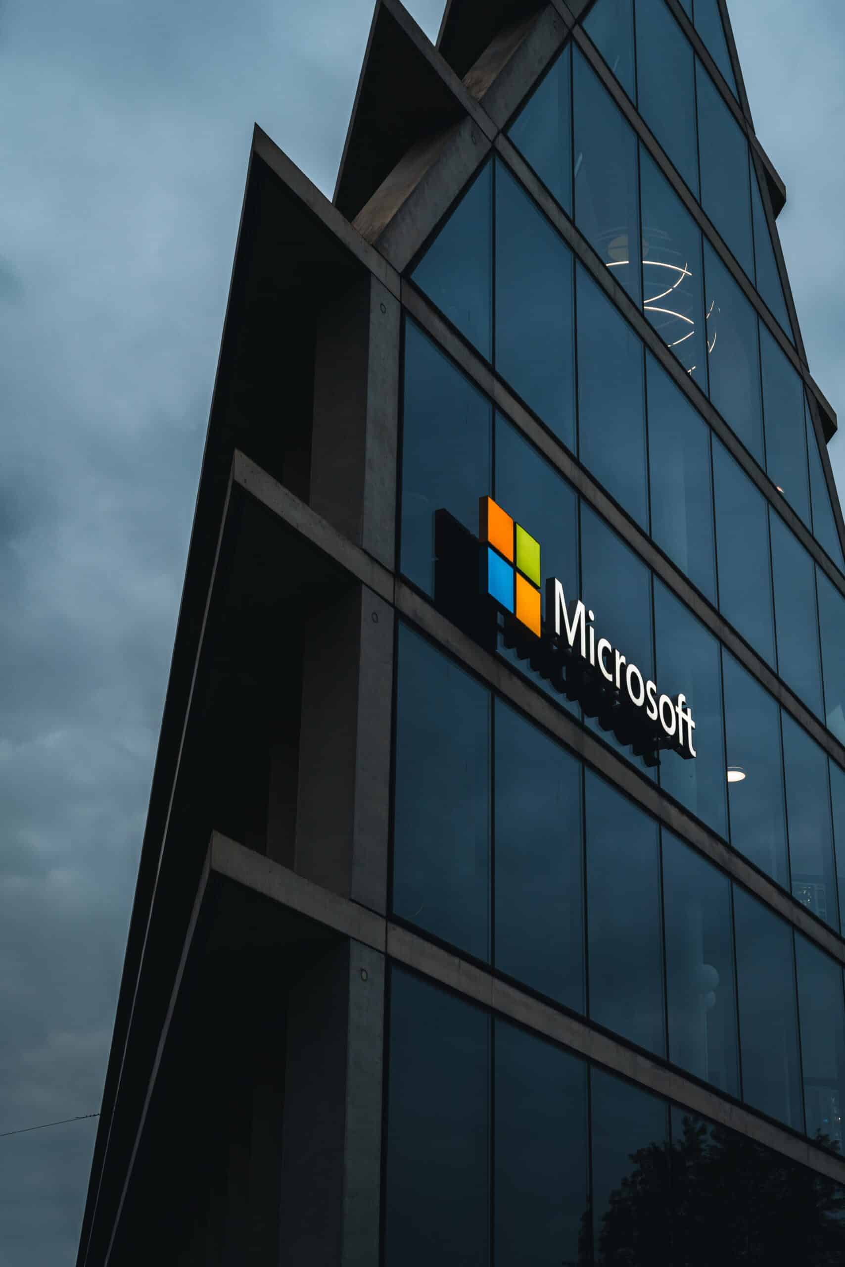 Logo van Microsoft op een gebouw.