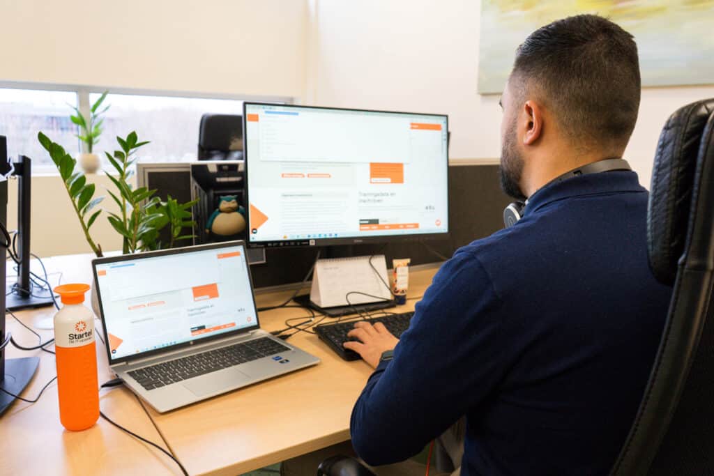 Foto van medewerker van Startel (Eliano Patty) die aan het werk is.