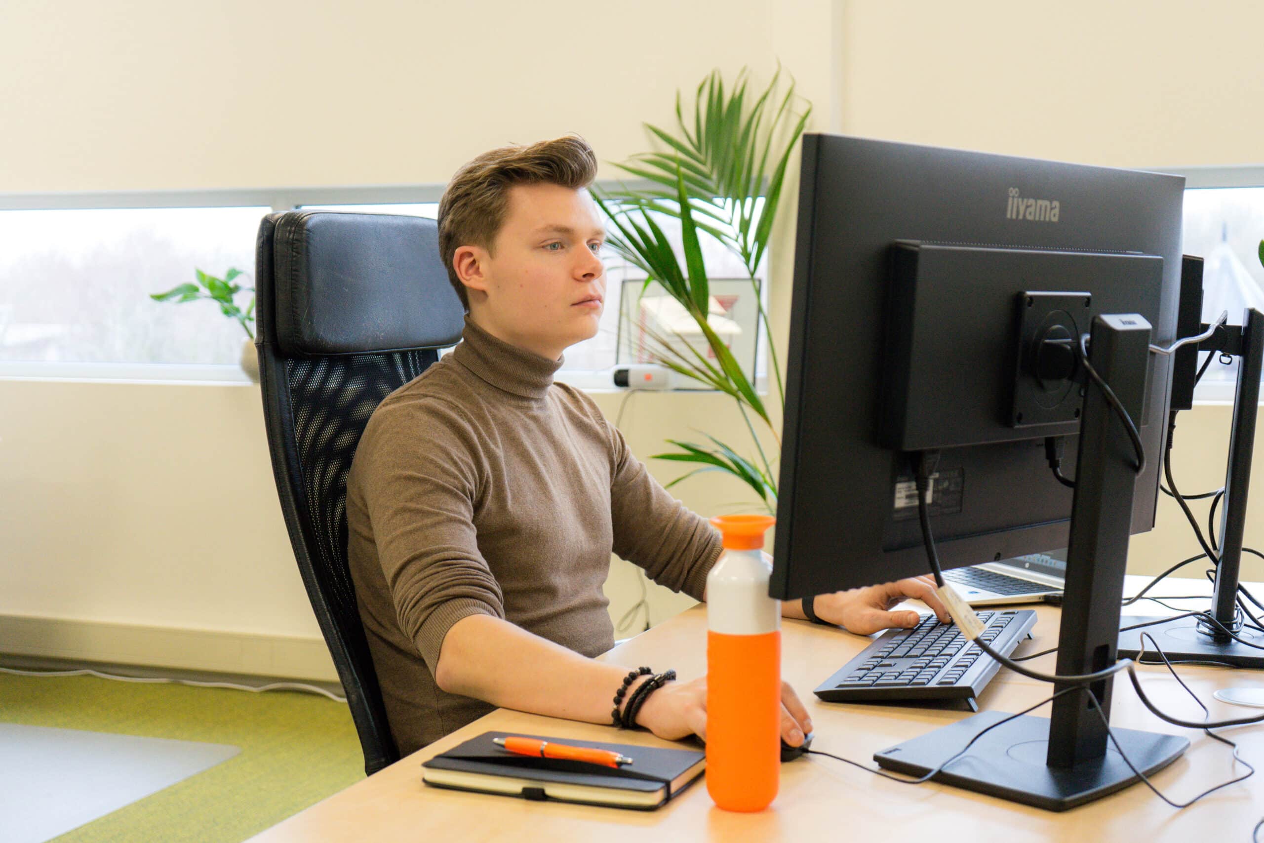 Foto van medewerker van Startel (Hylke Bosma) die aan het werk is.