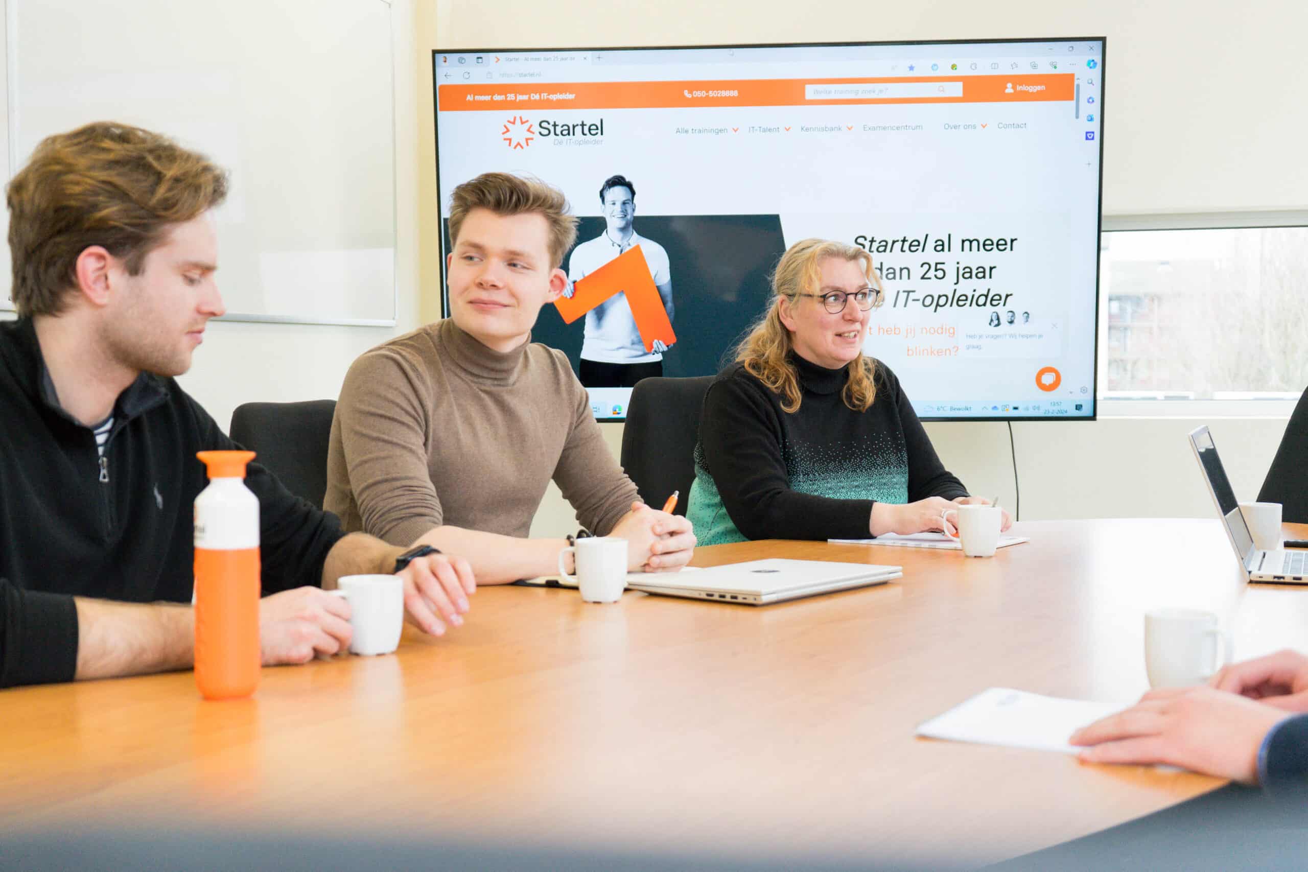 Drie medewerkers van Startel zitten naast elkaar.
