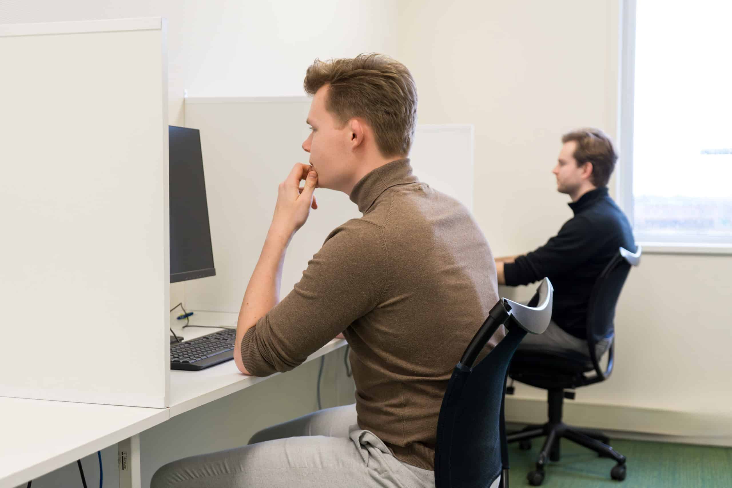 Foto van twee examenkandidaten bij Startel.