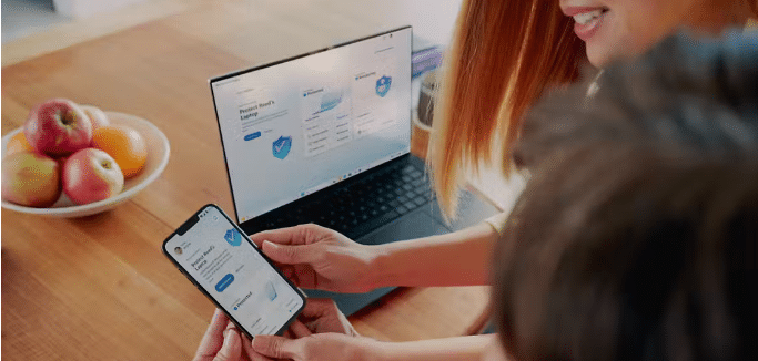 Een vrouw beschermt haar laptop en smartphone.