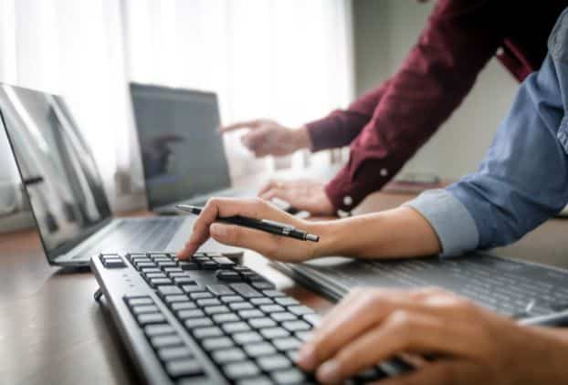 Foto van laptops en toetsenborden.