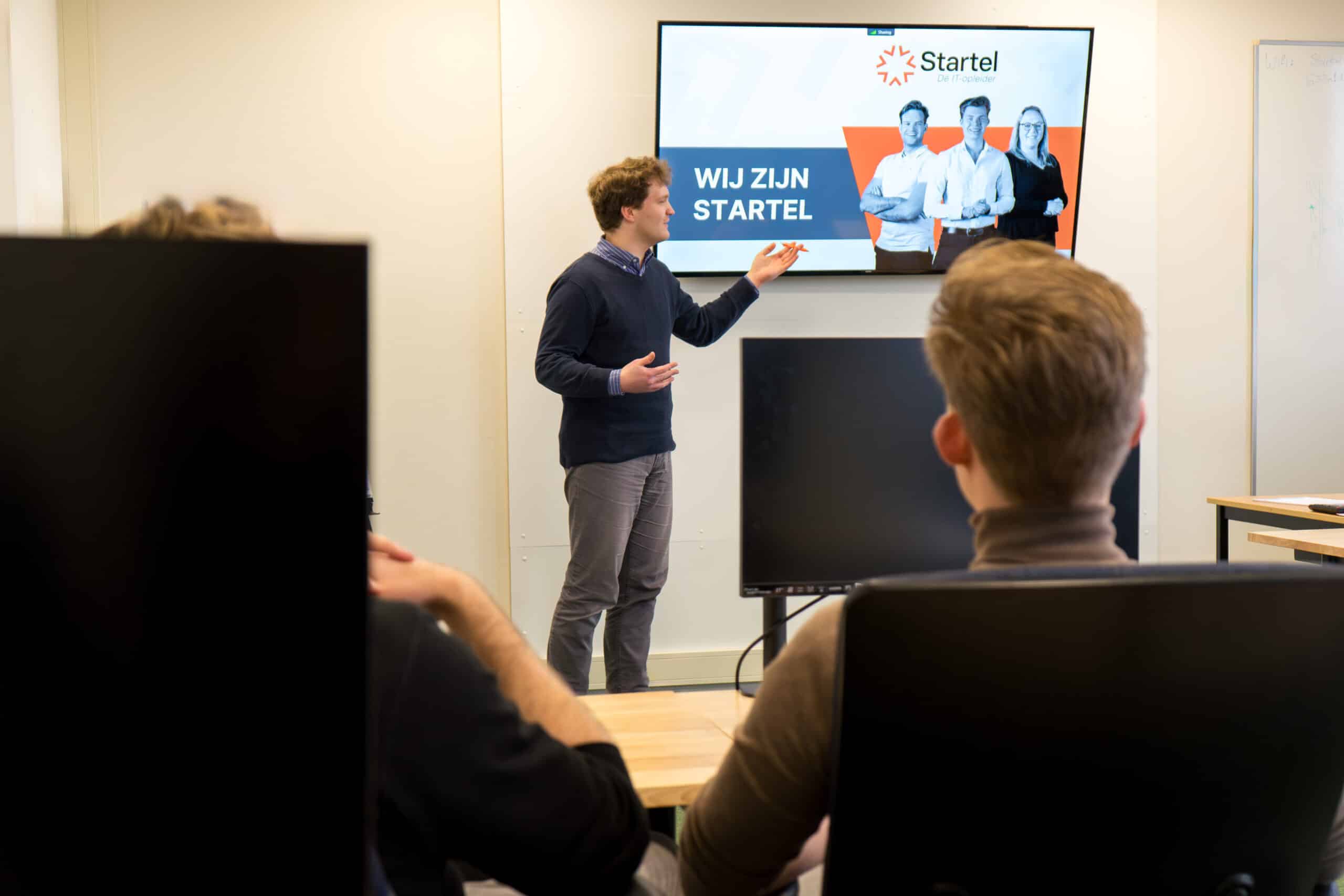 Een medewerker van Startel (Johannes van Oosterom) laat iets zien.