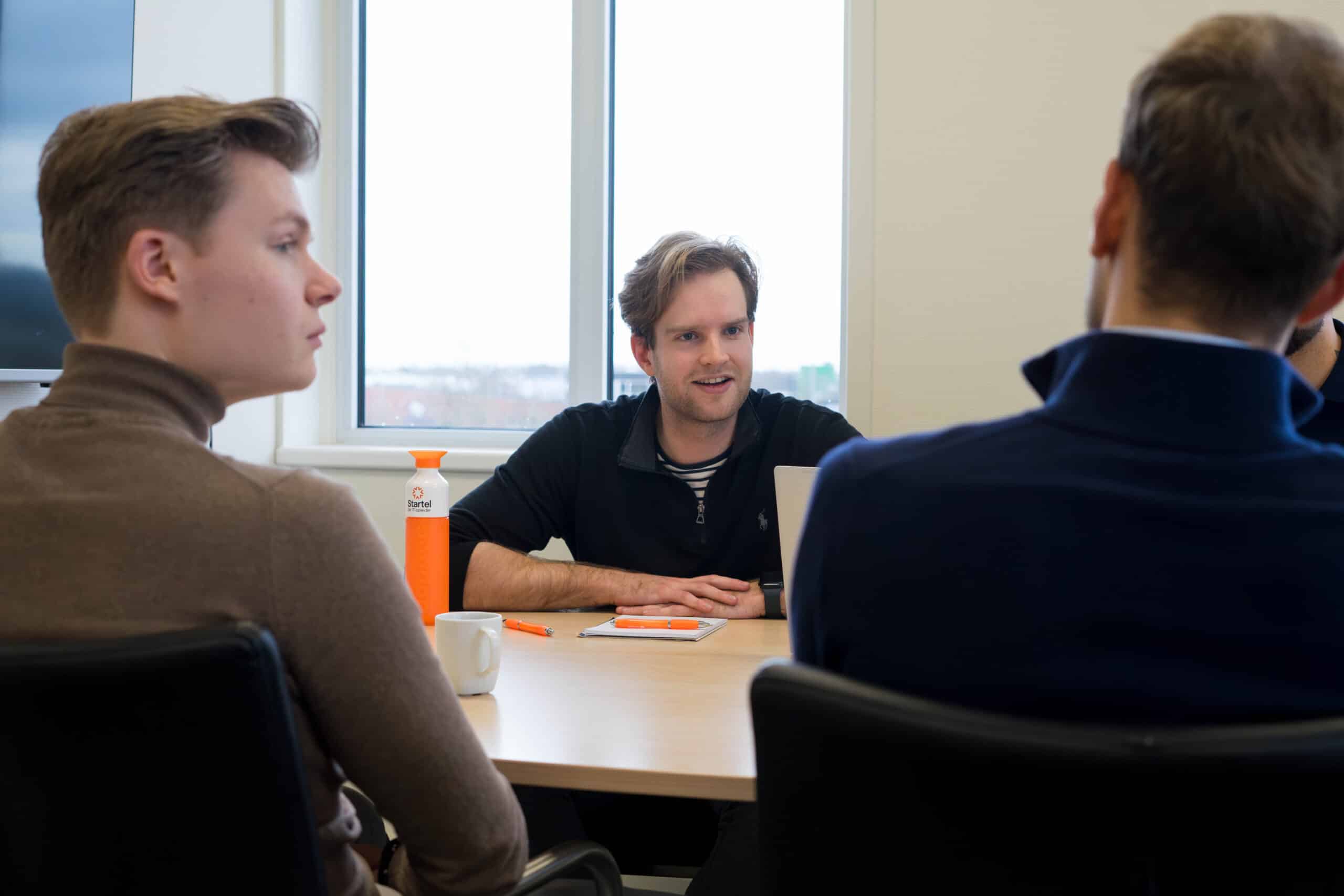 Een medewerker van Startel (Pieter Fokkema) reageert ergens op.