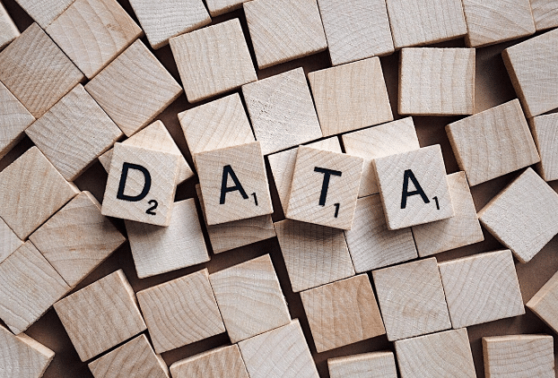 Vier blokken die samen het woord Data vormen.