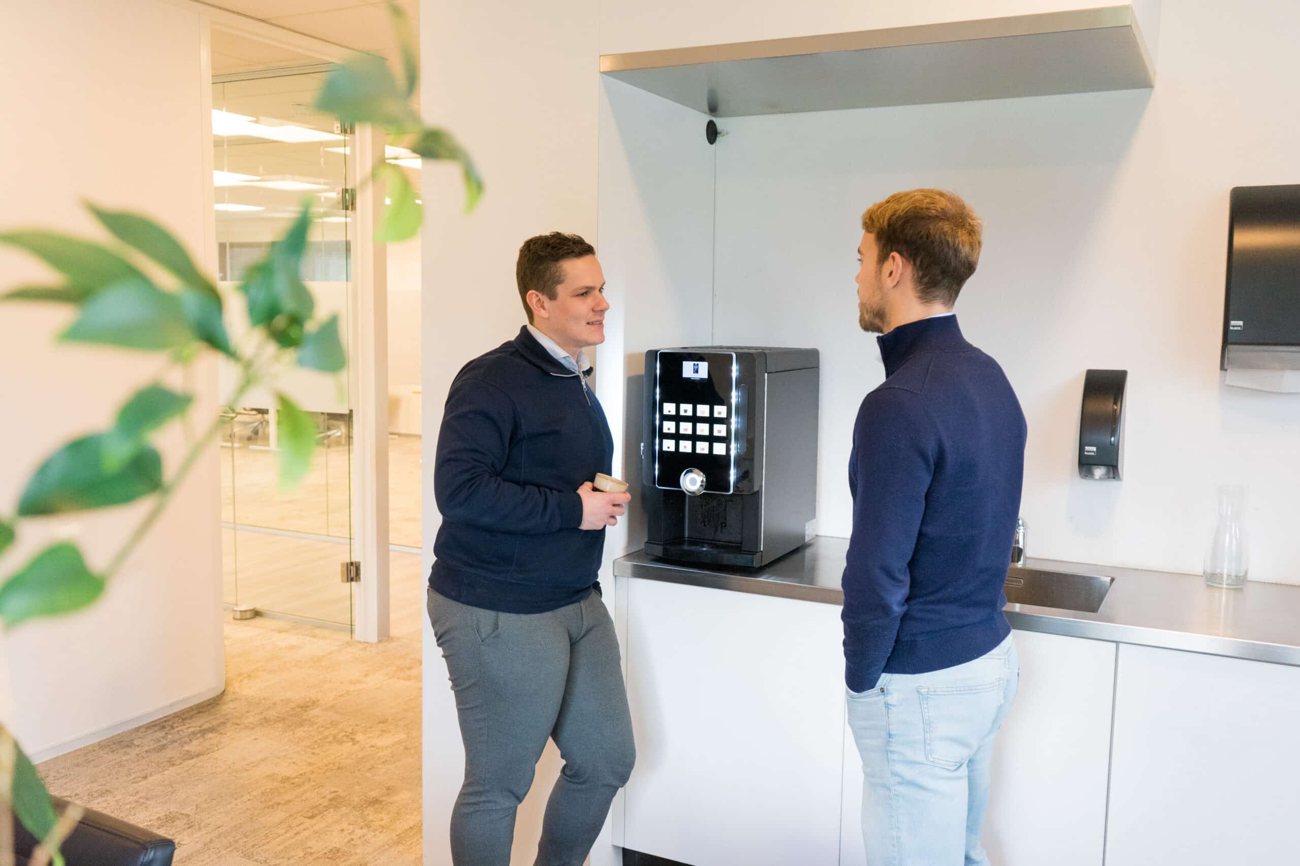 Yelgo medewerker bij de koffie automaat