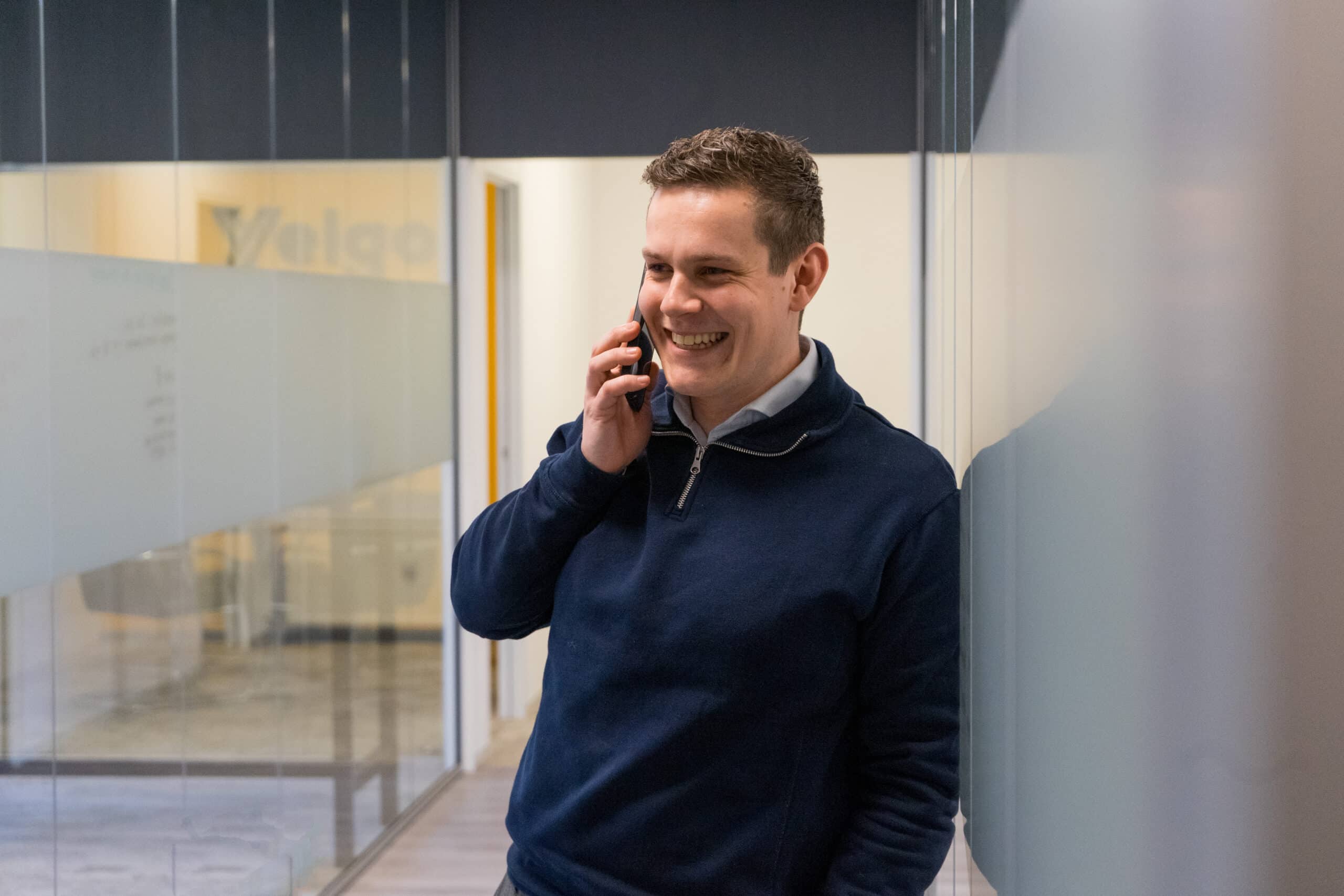 Sten Numan aan het bellen in het Yelgo kantoor.